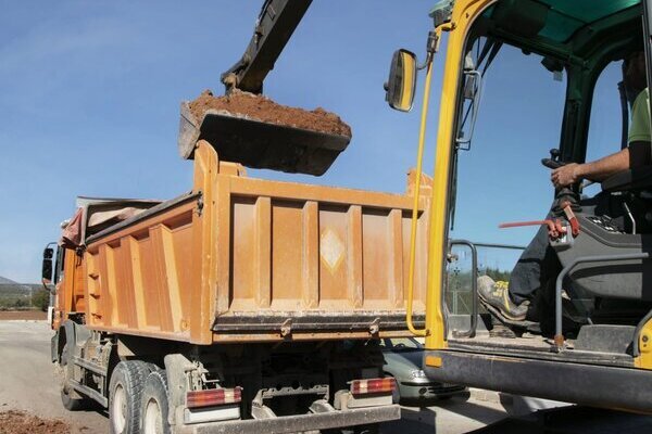 Transport travaux publics : une flotte performante pour des chantiers sans rupture